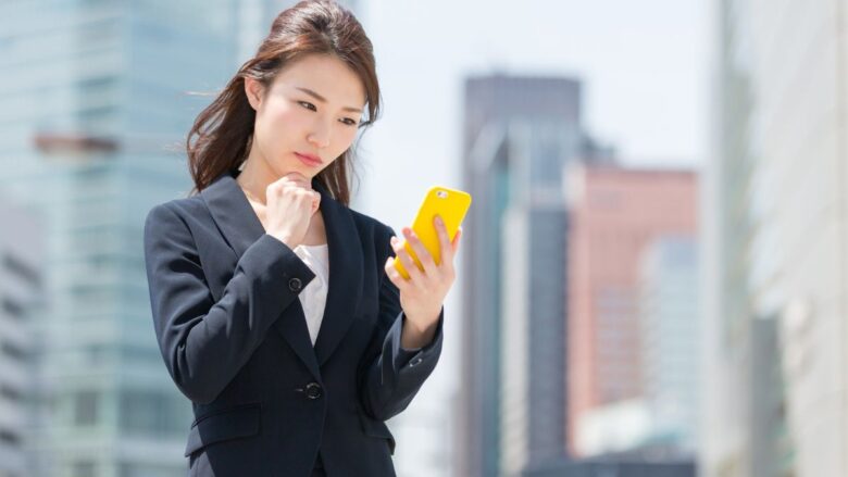 男性のプロフィールを見て警戒する女性のイメージ