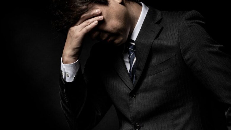 女性とマッチング出来ず悩む男性のイメージ