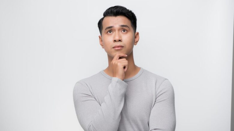 パパ活で何をするのか考える男性のイメージ