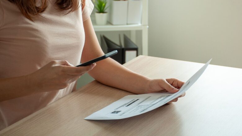 お金を返せと言われて困っている女性のイメージ