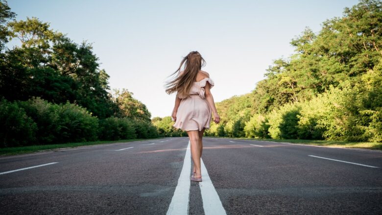 パパ活から卒業して前向きな気持ちになっている女性のイメージ