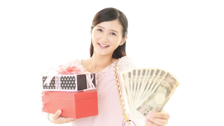 パパ活でもらったブランドバッグを売って喜ぶ女性のイメージ