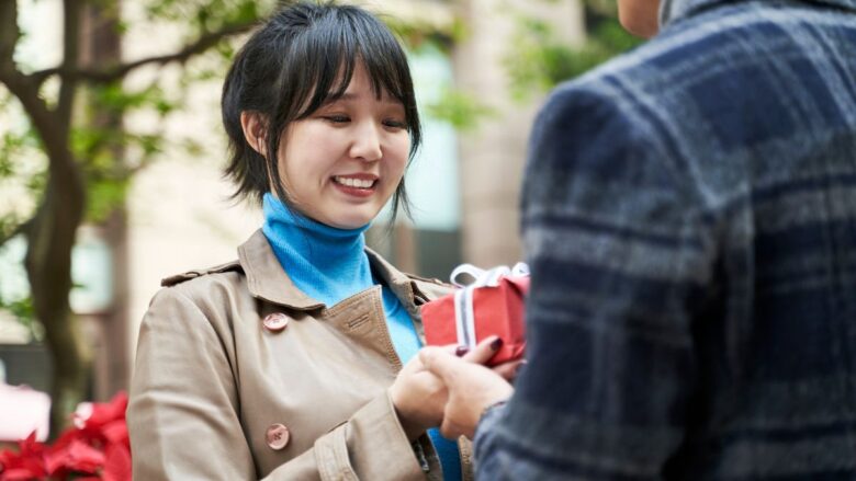 パパ活でブランドバッグを貰う女性のイメージ