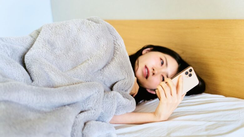 メッセージの内容を不審がる女性のイメージ