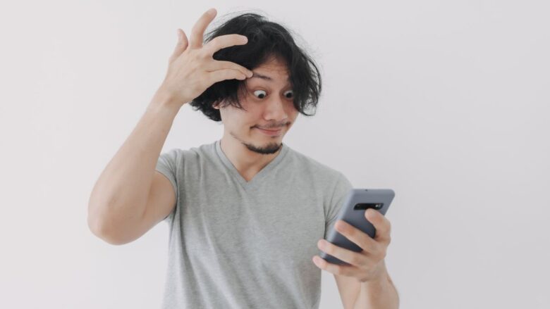 メッセージが送れず困っている男性のイメージ