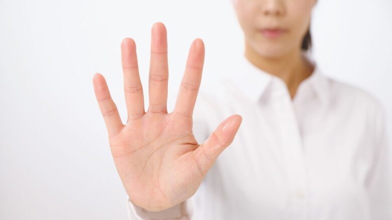 注意を促す女性のイメージ