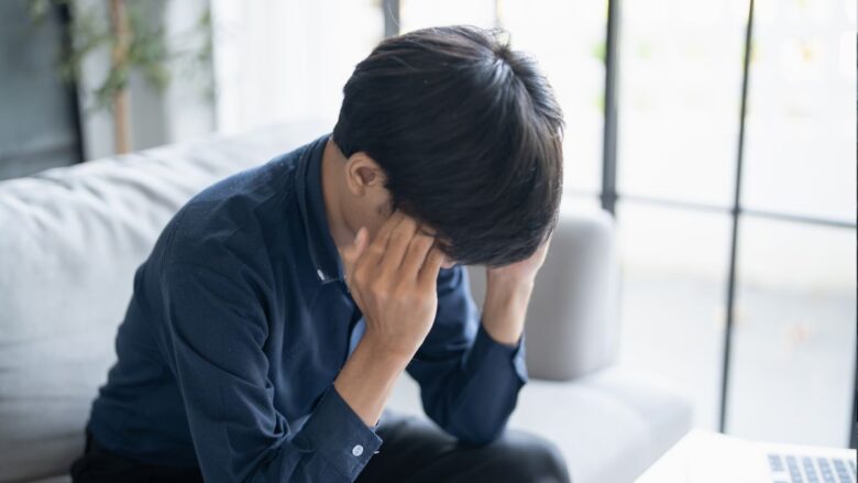 失敗して悩む男性のイメージ