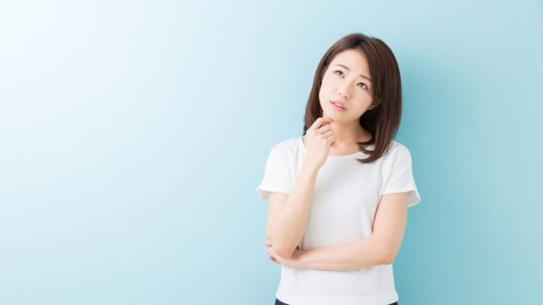 晒し掲示板の情報を信用すべきか悩む女性のイメージ