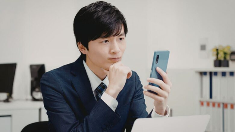 paddyでマッチした相手が業者かどうか疑っている男性のイメージ