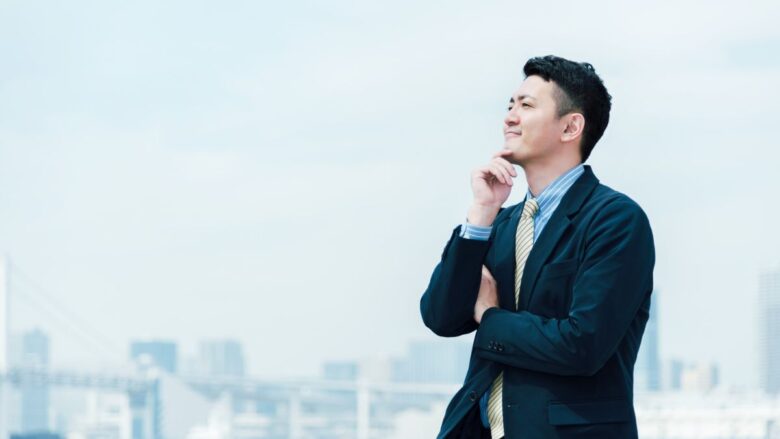 paddyのロイヤル会員になるべきか悩んでいる男性のイメージ
