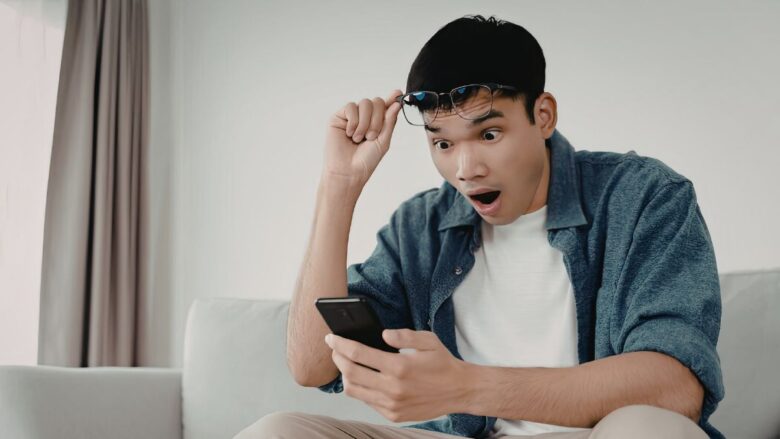 パディが利用停止になり驚く男性のイメージ