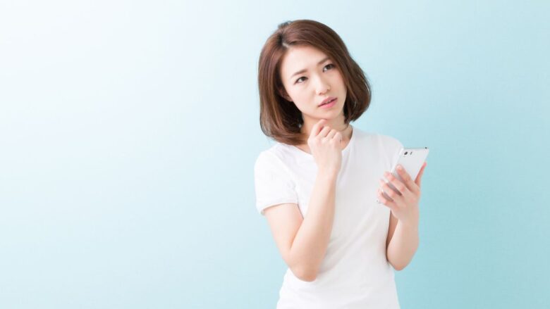 シュガーダディにログインできない原因を考える女性のイメージ