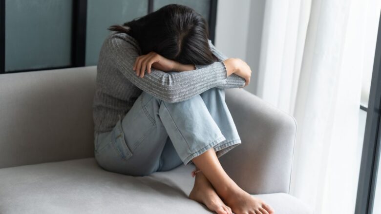 パパ活で身バレしてしまい落ち込む女性のイメージ
