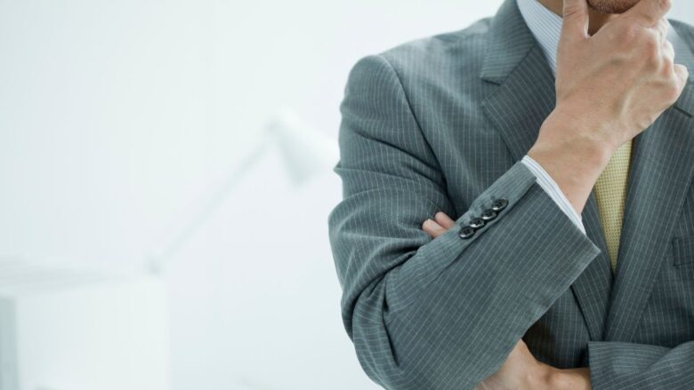 初心者に対してスマートな対応をする男性のイメージ