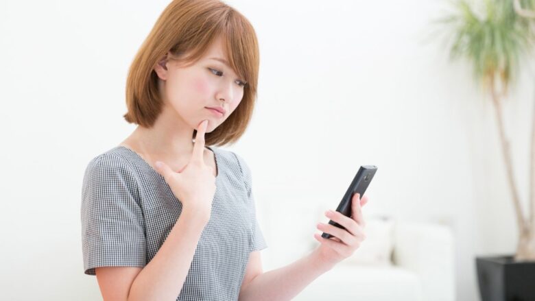 パパ活で大人の関係に誘われて断るべきか悩んでいる女性のイメージ