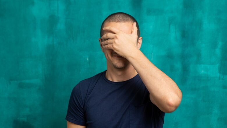身バレを防止する男性のイメージ
