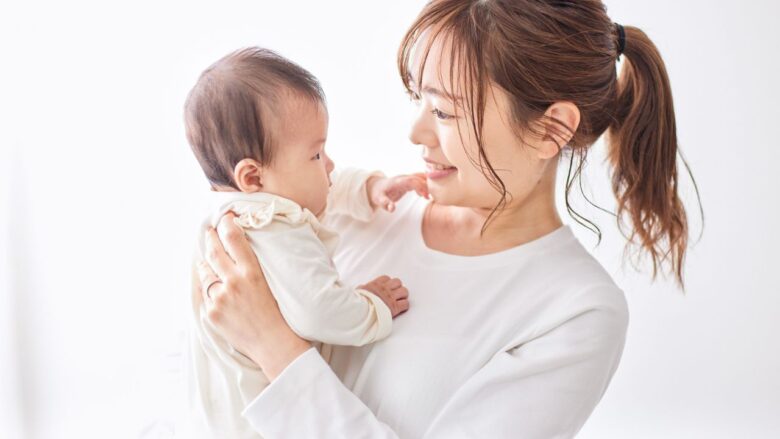 シングルマザーの女性と子供が幸せに暮らすイメージ