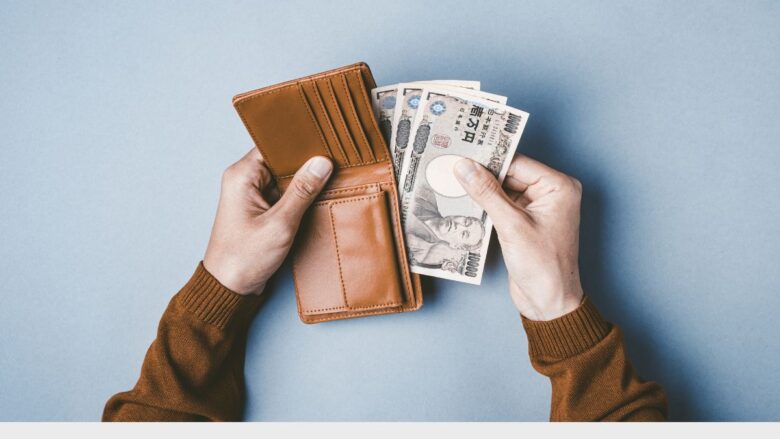 お手当を支払う男性のイメージ