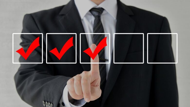 初回の顔合わせで相手をチェックする男性のイメージ