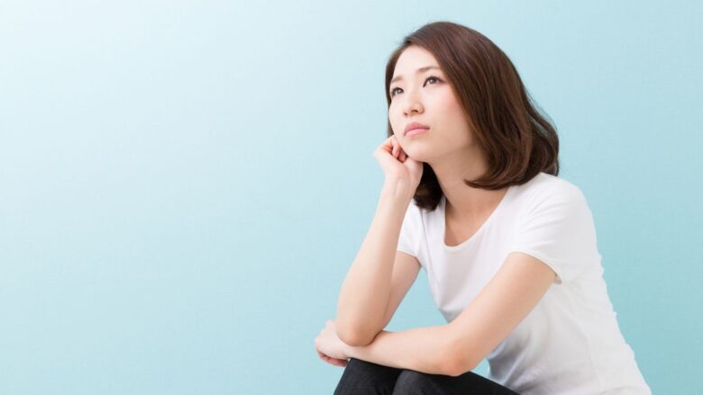 身分証提出に不安を感じる女性のイメージ