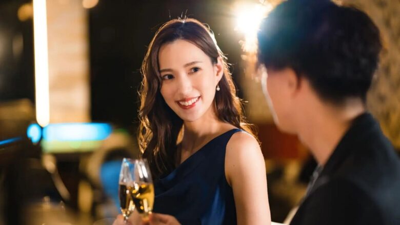 高収入男性と男性と食事をする港区女子のイメージ