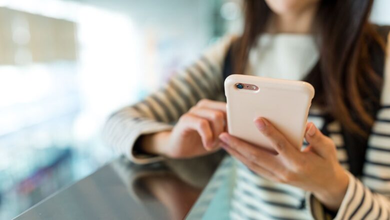 名古屋でパパ活を始めるためにパパ活アプリを選ぶ女性のイメージ