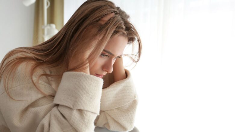 後悔する女性のイメージ