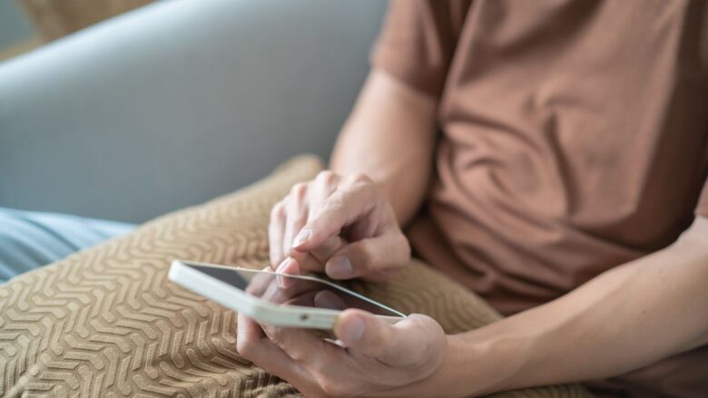 ログイン状況を利用して効率よく相手を探す男性のイメージ