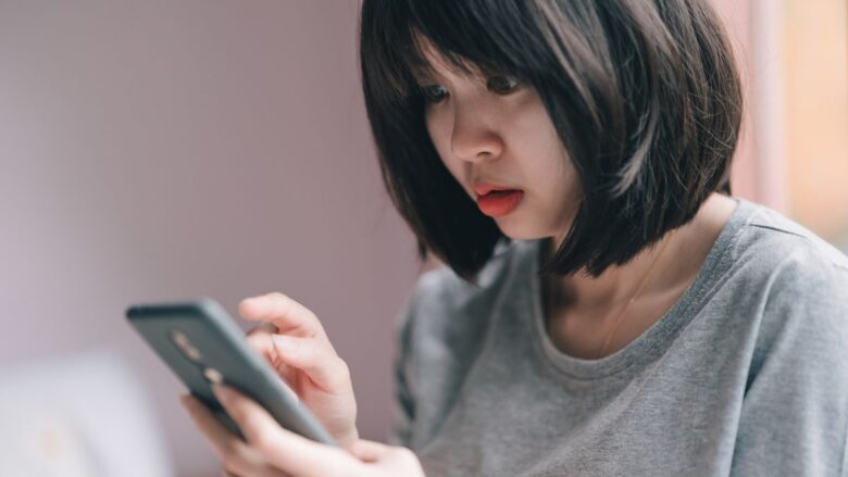 PCMAXで相手をブロックしたことがバレるのか不安な女性のイメージ