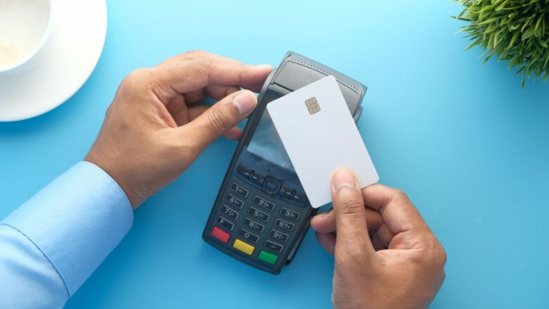 PCMAXの料金を支払う男性のイメージ