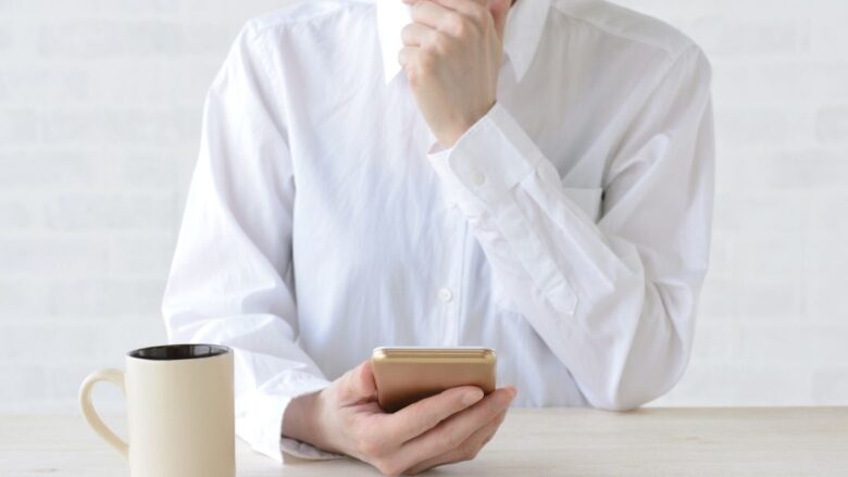 PCMAXは安全なのか考える男性のイメージ