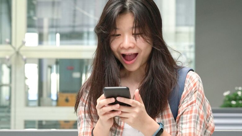 PCMAXで安全に男性と出会えて喜ぶ女性のイメージ