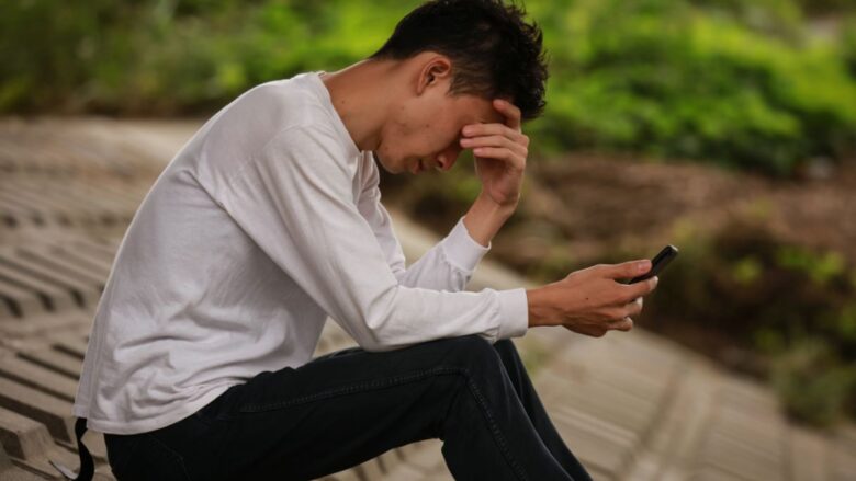 PCMAXでトラブルに巻き込まれてしまった男性のイメージ
