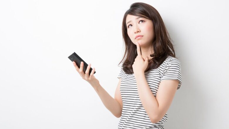 ワクワクメールの電話番号認証で悪用のリスクについて考える女性のイメージ