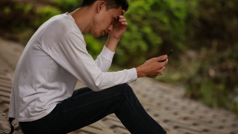 ワクワクメールの電話番号認証が不安な男性のイメージ