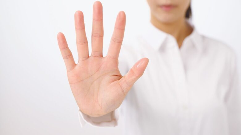 注意をする女性のイメージ