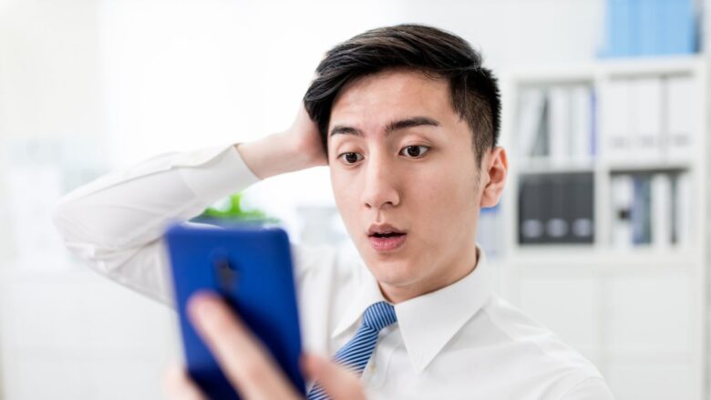 業者とサクラの違いが分からず悩んでいる男性のイメージ