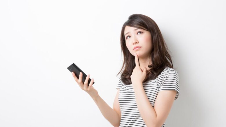 年齢確認の必要性について考える女性のイメージ