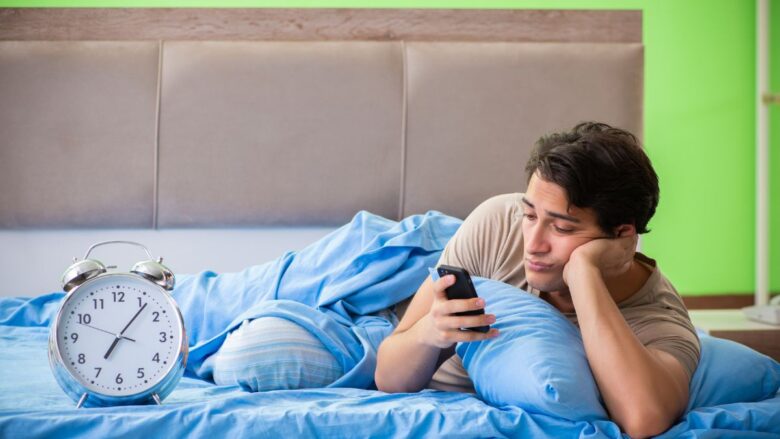 イククルの年齢確認がなかなか終わらず困っている男性のイメージ