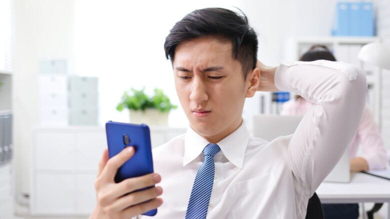 イククルにいくら課金するべきか悩む男性のイメージ