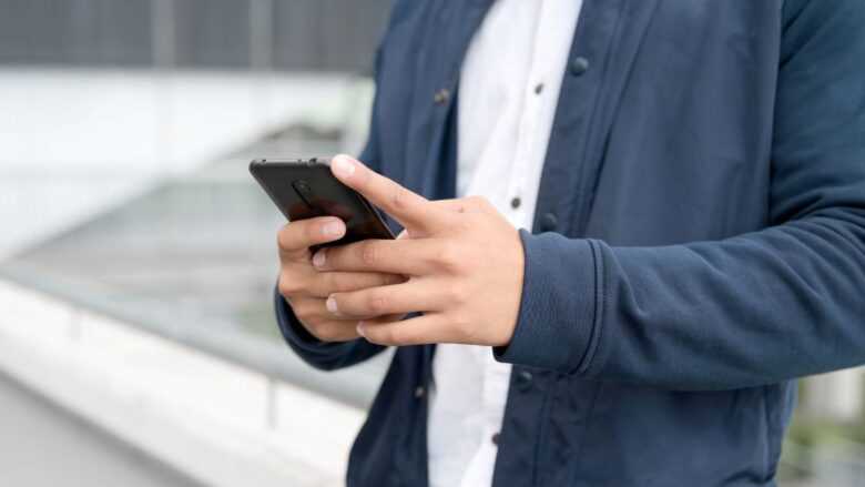 イククルのWEB版とアプリ版の違いを確認する男性のイメージ
