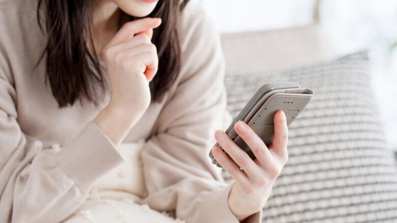 イククルのWEB版にログインする女性のイメージ