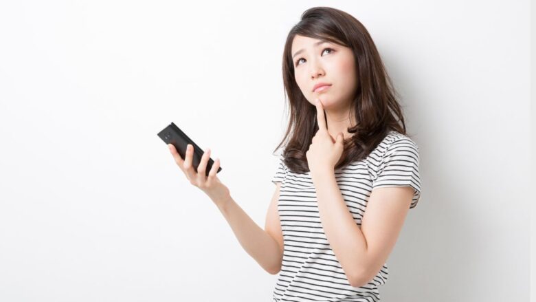 イククルの口コミを見て登録するか迷っている女性のイメージ