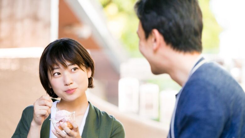 カフェで顔合わせをする男女のイメージ