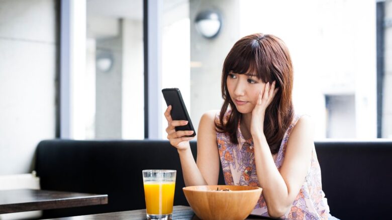 どのパパ活アプリを利用すべきか迷っている女性のイメージ