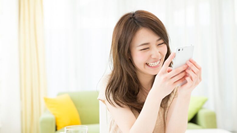 自分に合ったパパ活アプリを見つけた女性のイメージ