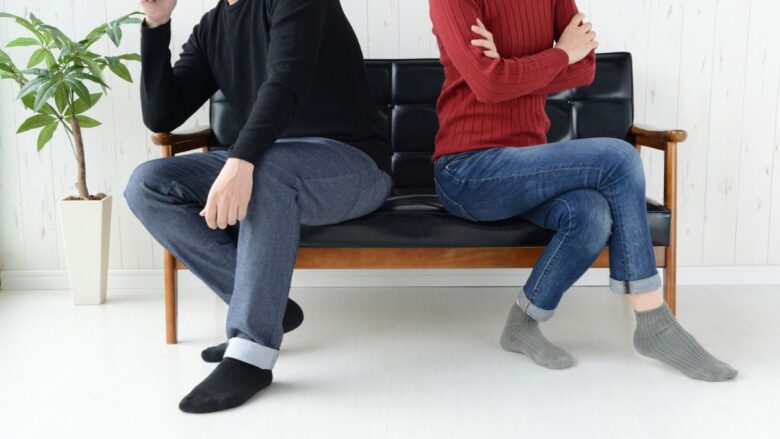 条件交渉のズレにより関係が悪化する男女のイメージ