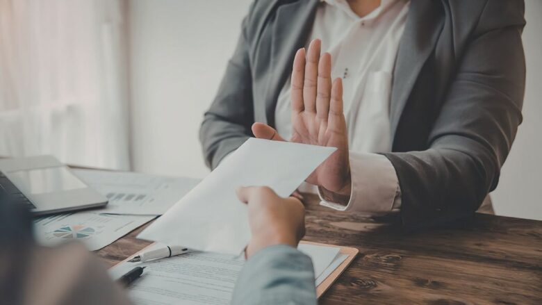 相場より低いお手当を提案され断る女性のイメージ