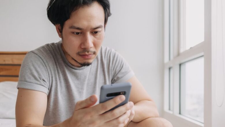 課金をする男性のイメージ