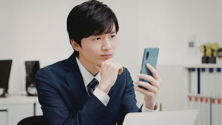 pappyの有料プランに登録するか迷っている男性のイメージ